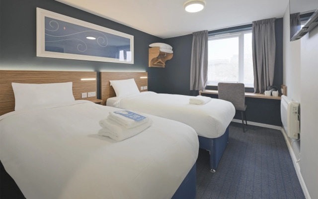Отель Travelodge Liverpool Central Queens Dock and Arena
