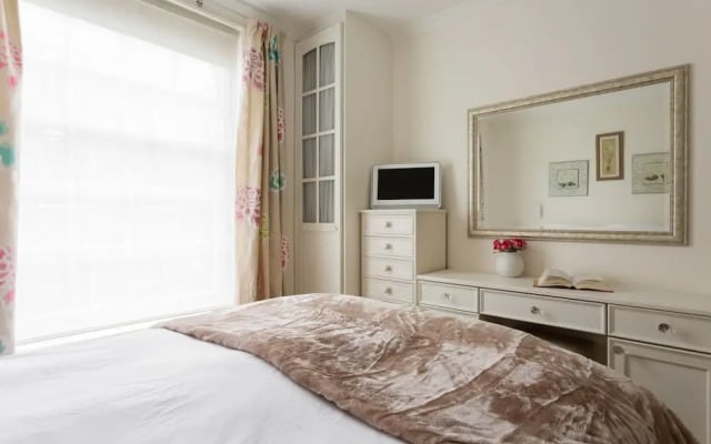 Traditional 2BR Flat in Marylebone
