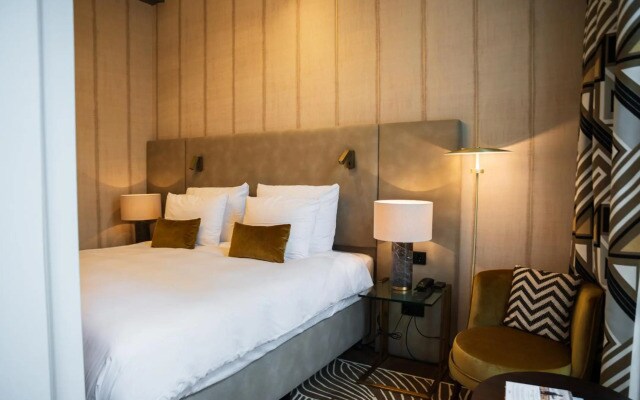 Ambassade Hotel