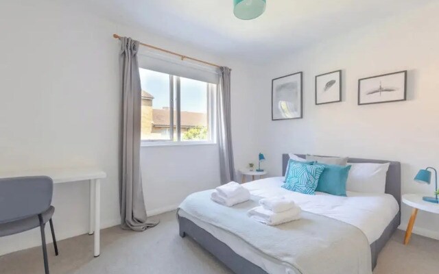 Lovely 4 Bed House w Garden, 1 Stop to Waterloo
