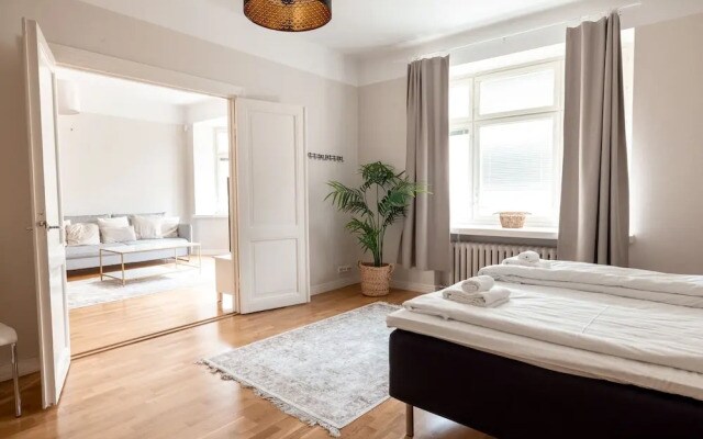 2ndhomes Top Floor 3BR Apartment w Sauna
