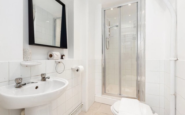 Magnificent 2 Bed Garden Flat in Oval