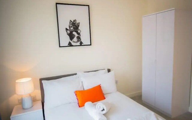 Thames View 2 Bed Apartment With Balcony