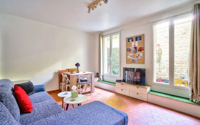 Charming 2 Room Apartment Near Square Louise-michel