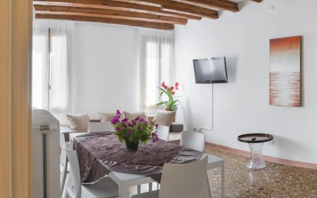 Accademia Charm 4 by Wonderful Italy