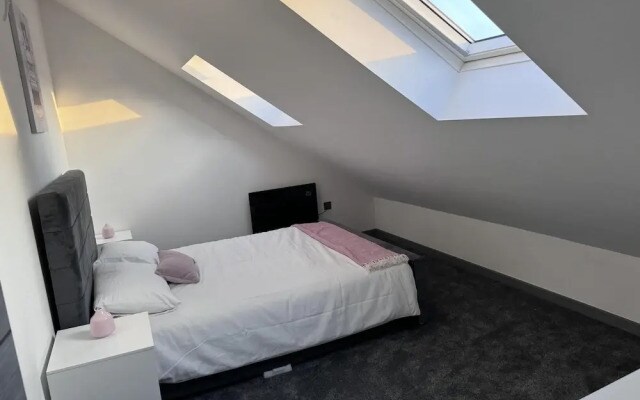 City Apartment Sleeps 5 With Parking