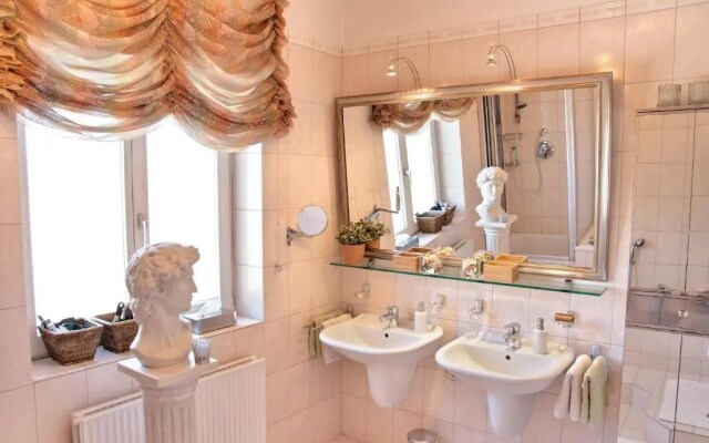 Lion Homestay Munich
