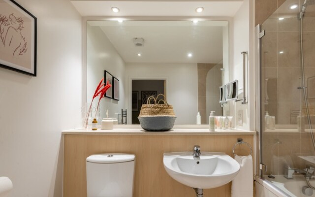 The Bow Mews - Modern & Bright 2BDR Apartment with Patio