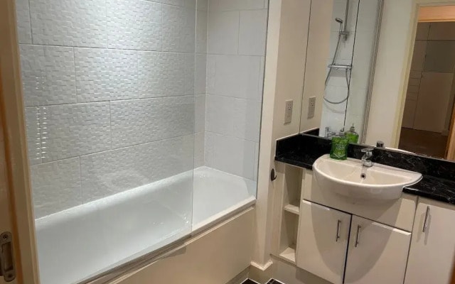 1-bed Apt, Sleeps 4, Central To Shops & Transport