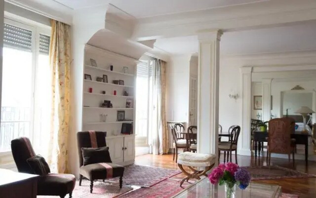 Avenue Foch - Arc de Triomphe Flat