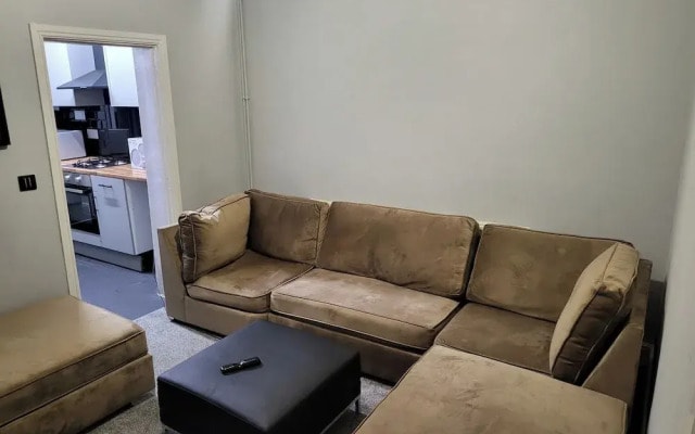 Apartment - Sleeps 5 - Great Location - Parking