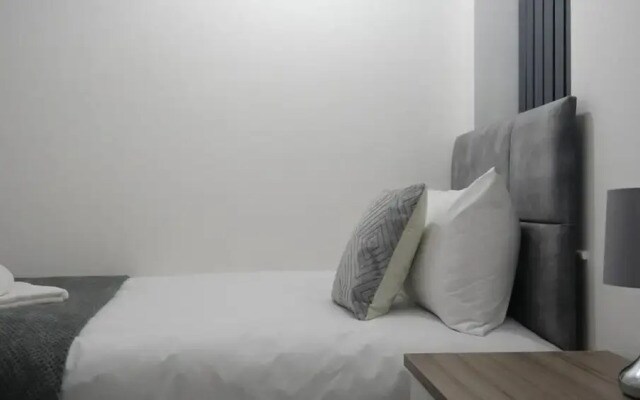 Manchester Entire 3-bed House, Sleeps 5 w/ Parking