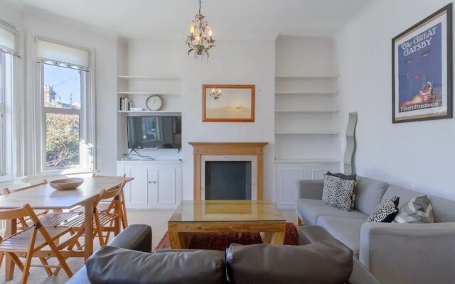 Comfortable 3 Bedroom Flat in Battersea