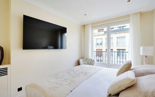 Luxurious Apartment - 2br- 6P Eiffel Tower View