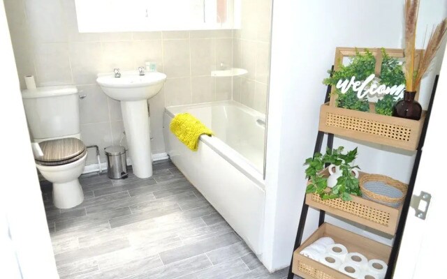Beautiful Two-bed Apartment With Driveway Parking