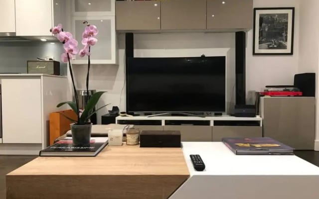 2 Bedroom Shoreditch Flat With Balcony