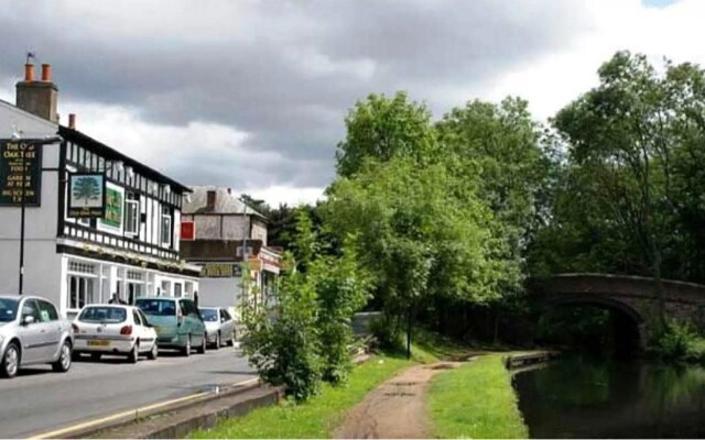 Old Oak Tree Inn