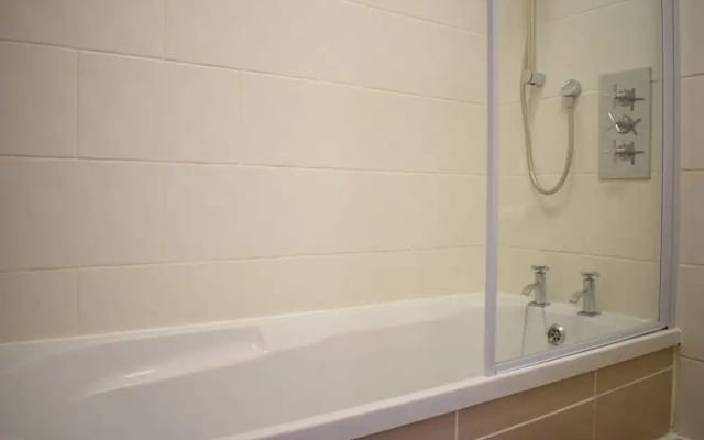 Spacious 2 Bedroom Property by The River Thames