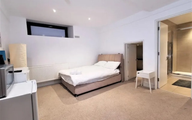 Spacious Double Room with en-suite - 2b