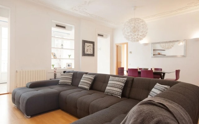 Akira Flats Urquinaona Centric apartment