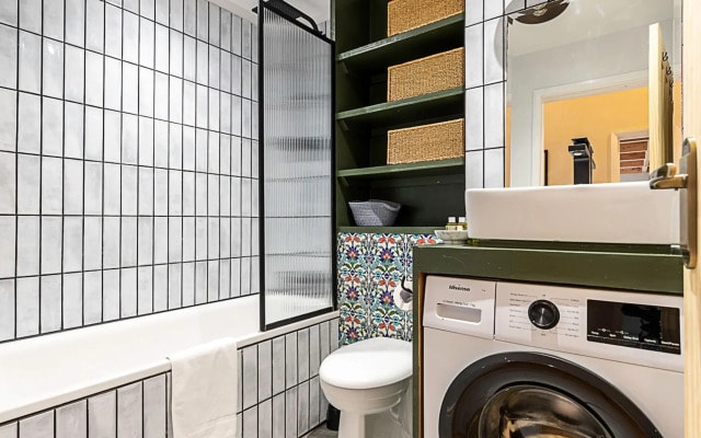 Beautiful Two Bedroom Abode Near Victoria