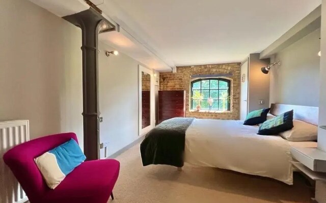 Stunning 2-bed Converted Warehouse - Sleeps 4