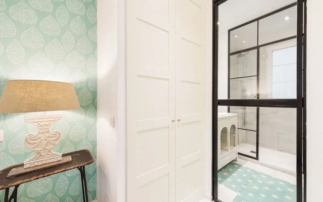 2 Bd Apartment Exclusive Location in Golden Mile. Velazquez II