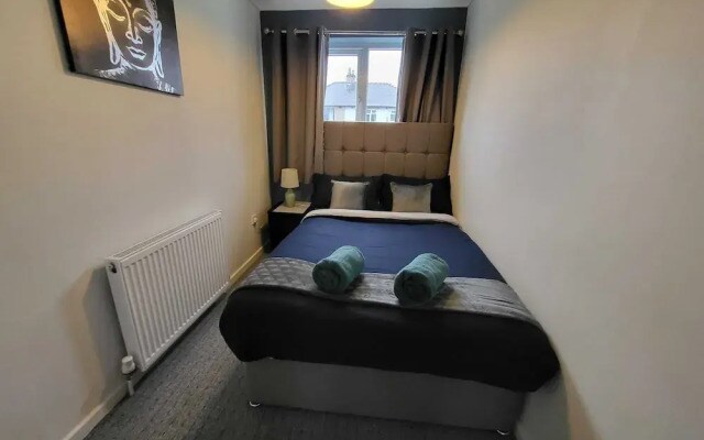 Cozy 3-Bed Family Home with Free Parking