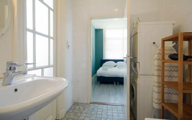 Spacious 4P Canal Apartment