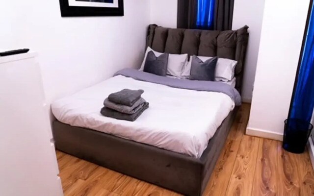 East London 1-bed Apt, Sleeps 2, With Parking