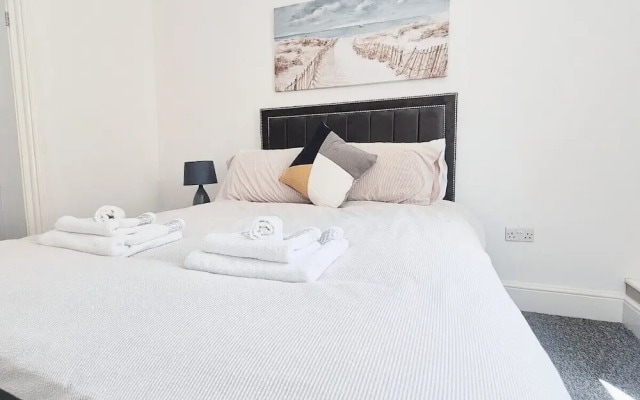 Stylish & Modern 2BR Flat