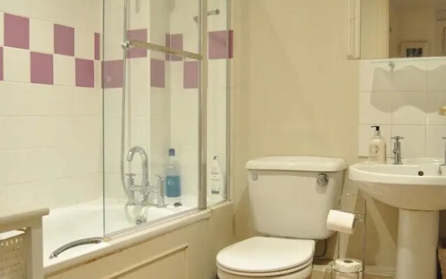 Bright 2 Bedroom Apartment With Balcony