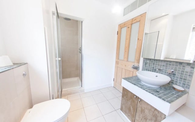 Modern 2 Storey 2-bedroom Flat , Sleeps 6
