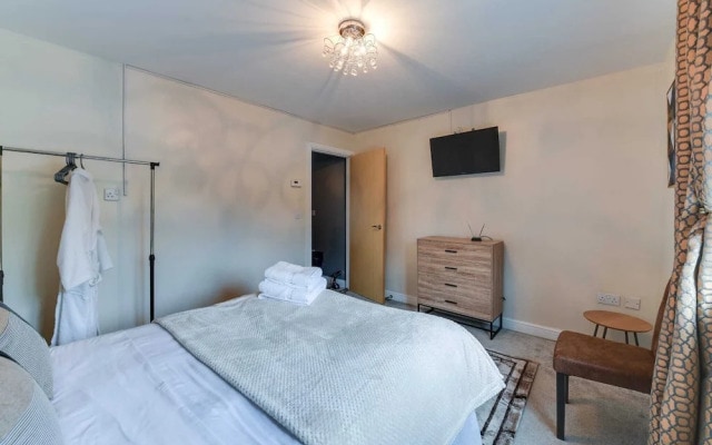 Charming 2-bed House in Middleton Manchester