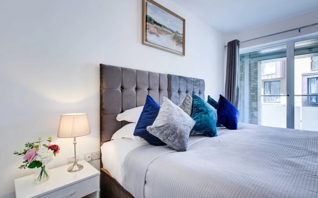 Modern Greenwich Flat With Parking