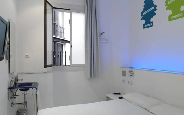 Chic & Basic Tallers Hostal