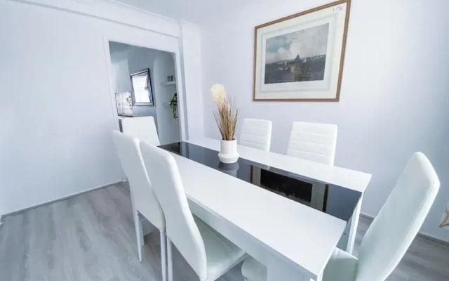 3br-sleeps5-parking-neartrainstation