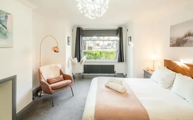 Spacious 1Br Flat In Wanstead: Garden & Comfort