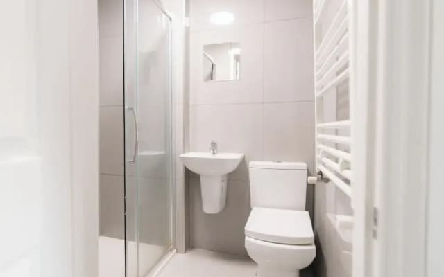 D'luxe 5-bed House - Sleeps 12 & Private Parking