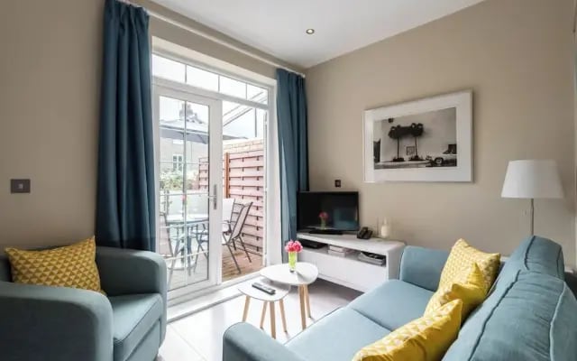 Stylish Fulham Flat with Patio by Underthedoormat