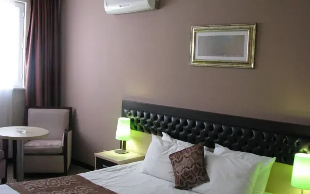 Adela Hotel