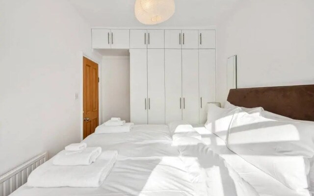 Elegant 2 Bed Apt in Kensington Olympia