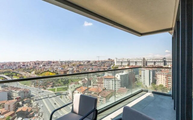 Cozy Flat With City View and Balcony in Sisli
