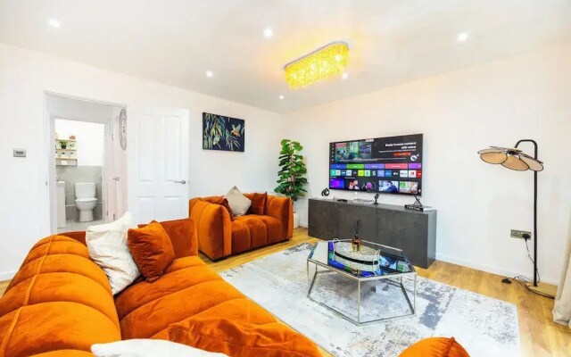 Modern 3 Bedroom House in  Stratford