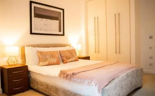 Oyo Home 137 Discovery Dock