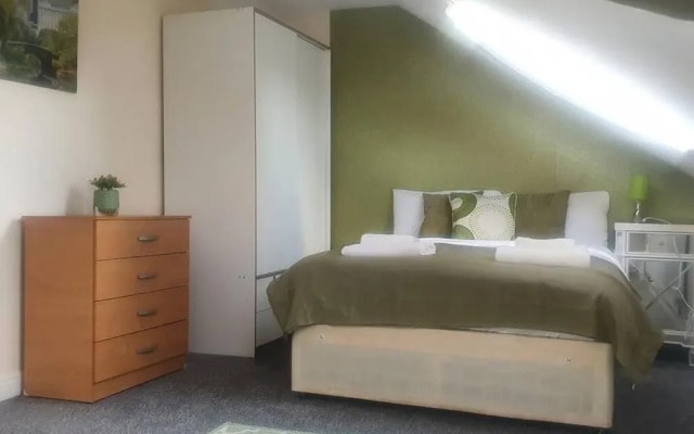 Lovely 4-bed Apartment in Harrow