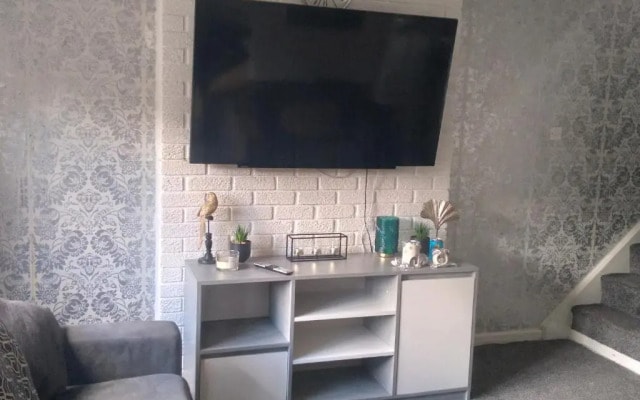 2 Bed House - Sleeps 4 - Pets - Garden - Parking