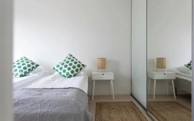 2ndhomes Modern 1BR Apartment w Balcony