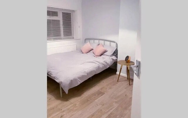 Stylish 3 Bed House + Free Parking + Great Location