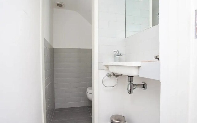 Modern 2 Bedroom House With Parking